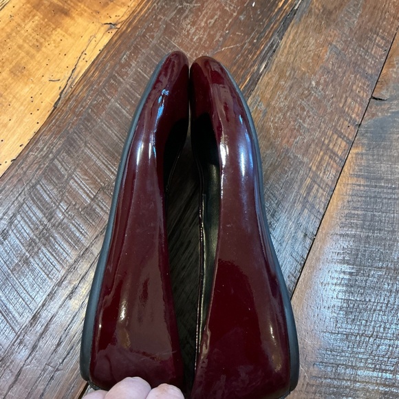Karl Lagerfeld Paris Women’s Burgundy Patent Leather Ballet Flats Size 7.5 – KL - Picture 4 of 8